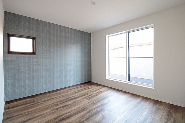 【主寝室 同一仕様】■収納上手ウォークインクローゼット有り ■アクセントクロスをあしらった空間