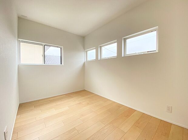 【洋室　施工例】■洋室にはそれぞれクローゼットを設け、十分な収納スペースをつくることで美しい空間づくりの手助けをします。