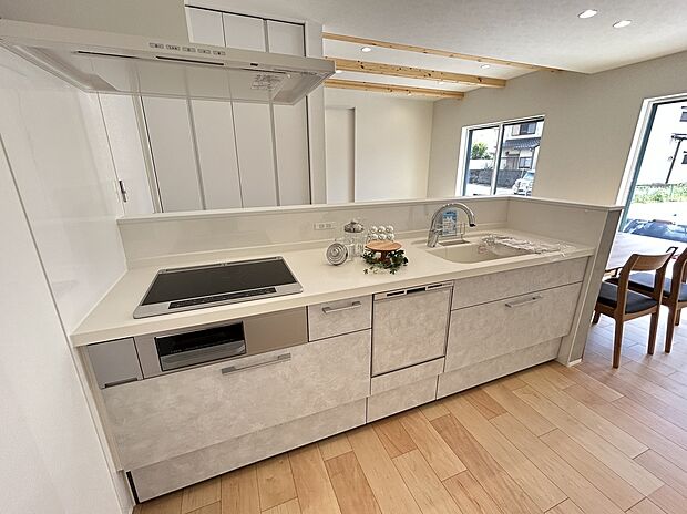 【キッチン 施工例写真】リクシル システムキッチン「ES」【キレイシンク】
シンク底面がフラットで排水口の見えないスッキリデザイン人造大理石製のシンク。
【タッチレス水栓】
吐水も止水も手をかざすだけなので省エネ効果が期待できます。
また、食器洗い乾燥機、熱のこもりにくいIHコンロ、お手入れのしやすい目地のないフラットなキッチンパネル採用するなど、毎日の家事を快適に行えるように厳選したシステムキッチンです。