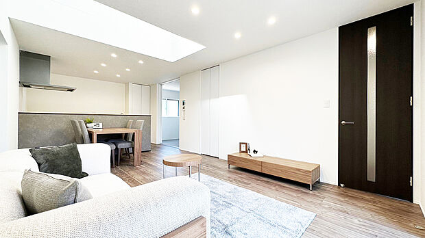 【リビング 施工例写真】天井が高く、優しい光が差し込む開放的な吹き抜け。高い位置から自然光を多く取り込む事で 太陽が低くなる冬もしっかり採光できます。ガス温水式床暖房を搭載し、空気の乾燥、汚すことなく冬場でも快適です。