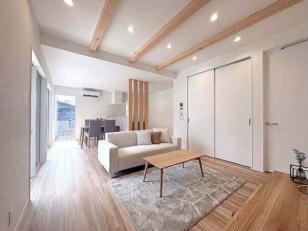 【リビング C号棟現地写真】■リビングにはあらわし梁があり、デザイン性だけでなく空間を広く見せてくれます。
■空気を汚さず、ふく射熱で足元からポカポカと暖まる床暖房付き。