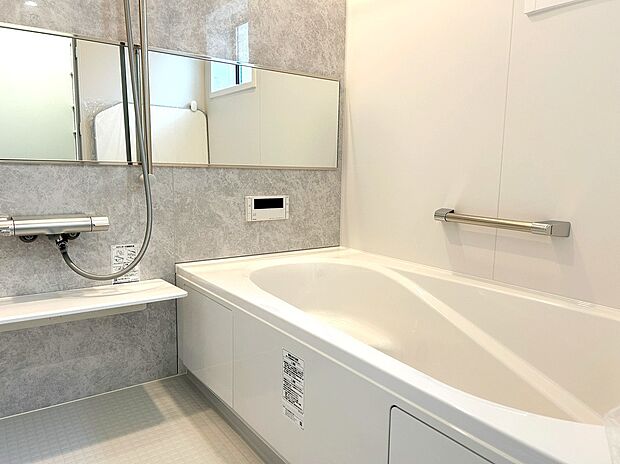 【浴室　施工例写真】【キレイサーモフロア】
スポンジが奥まで入り、お掃除ラクラク。独自の断熱層で寒い冬場でもヒヤッとしません。
【サーモバスS】
浴槽保温材と保温組フタのダブル保温で、時間が経っても浴槽内の温度を最小限に抑えます。
半身浴のできるベンチ付きの節水型の浴槽、排水口はシャワーなどの排水時に渦を起こして髪の毛やゴミをまとめてくれるためお掃除簡単で汚れもつきにくい構造になっています。