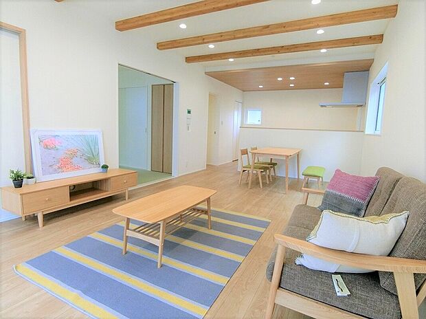 【リビング　同仕様写真】■空気を汚さず、ふく射熱で足元からポカポカと暖まる床暖房付き
■4人掛けのダイニングセットを置いても横を通り抜けられるゆとりの幅