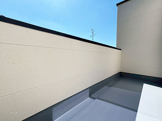 【バルコニー　同仕様】■奥行きのあるバルコニー
■洗濯物が良く乾きます