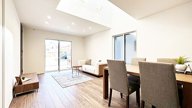 【リビング　同仕様写真】■空気を汚さず、ふく射熱で足元からポカポカと暖まる床暖房付き
■4人掛けのダイニングセットを置いても横を通り抜けられるゆとりの幅