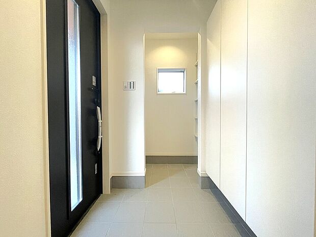 【玄関　同仕様写真】■奥様に嬉しい大容量の靴収納
■スッキリとしたデザイン