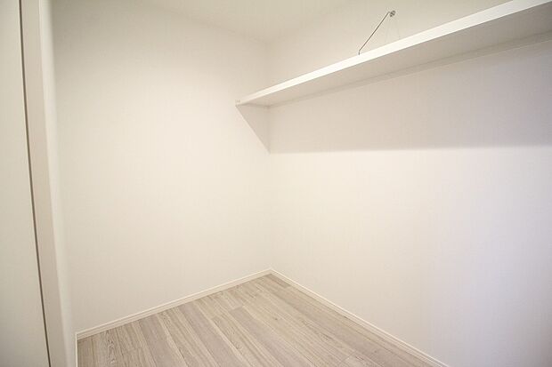 【納戸 施工例】■掃除道具やレジャー用品等大型用品の収納に便利な納戸