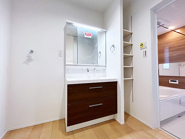 【洗面　施工例】■ヒーターなしでもくもりにくい「くもりどめコート」。
■引出し収納の他に３面ミラー裏にも高さを変えられる棚あり。
■シンクに継ぎ目などの凹凸がなく、飛び散った水滴をサッと拭き取れます。