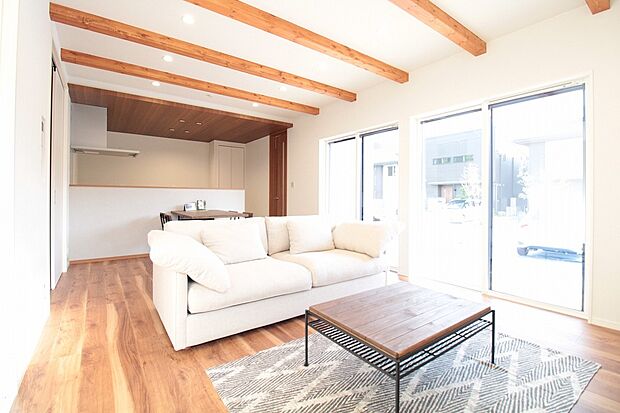 【リビング　施工例】■南向きのリビングには心地いい日差しが差し込みます
■木肌の美しいあらわし梁がワンランク上の生活を演出