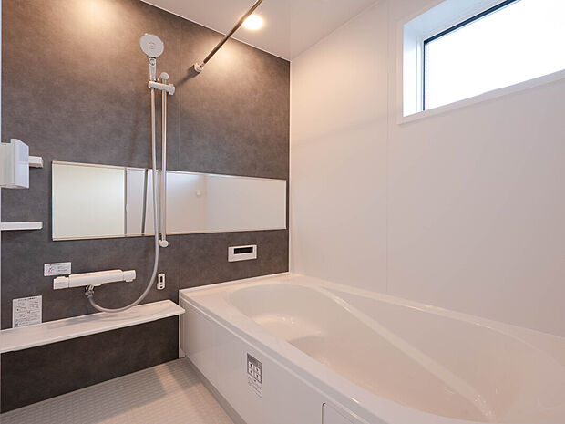 【浴室 同仕様写真】■リクシル システムバスルーム「AX」。フロアはスポンジが奥まで入り掃除がラクラク。また独自の断熱層を使用しているため冬場でも冷やっとしません。