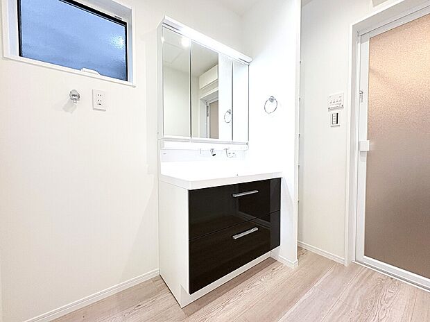 【洗面 施工例】■ヒーターなしでもくもりにくい「くもりどめコート」。
■引出し収納の他に3面ミラー裏にも高さを変えられる棚あり。
■シンクに継ぎ目などの凹凸がなく、飛び散った水滴をサッと拭き取れます。