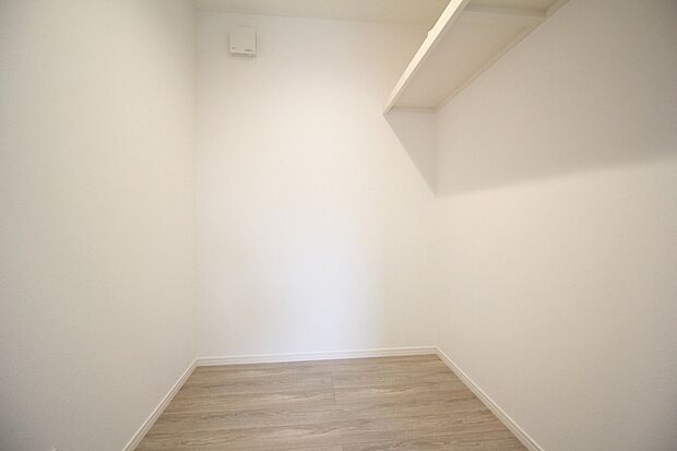 【納戸　同仕様写真　B号棟】■ゴルフバックやキャリーケースなど、大きなものの収納場所にも困りません。季節の家電や、布団、衣替えの衣類なども収納することができます。