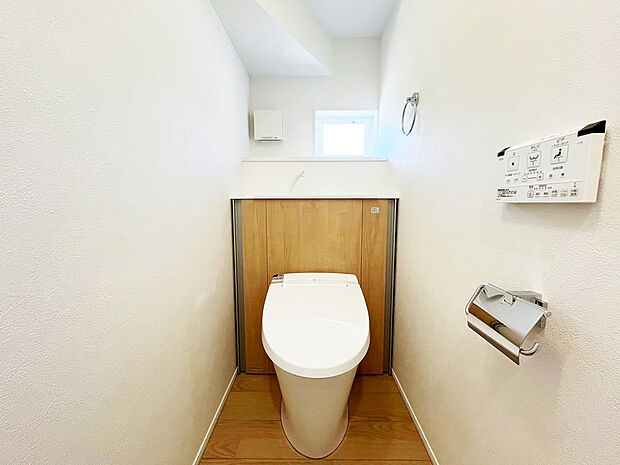 【トイレ　同仕様写真　C号棟】■INAX　「ベーシアピタ フチレス」。汚れにくくお掃除のしやすいフチレス形状の便器を採用することで少ない水でもしっかり汚れを洗い流し、清潔でデザイン性のある空間を実現します。