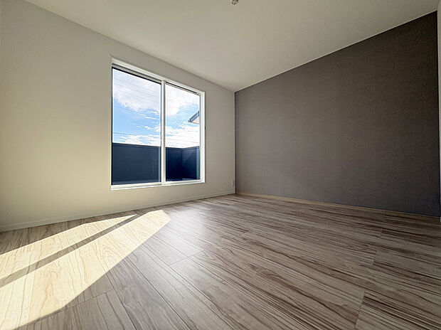 【主寝室　A号棟現地写真】■ゆったりとした広さを確保した癒しの主寝室。広々ウォークインクローゼット設置で、収納力も十分。快適な新生活が送れます。