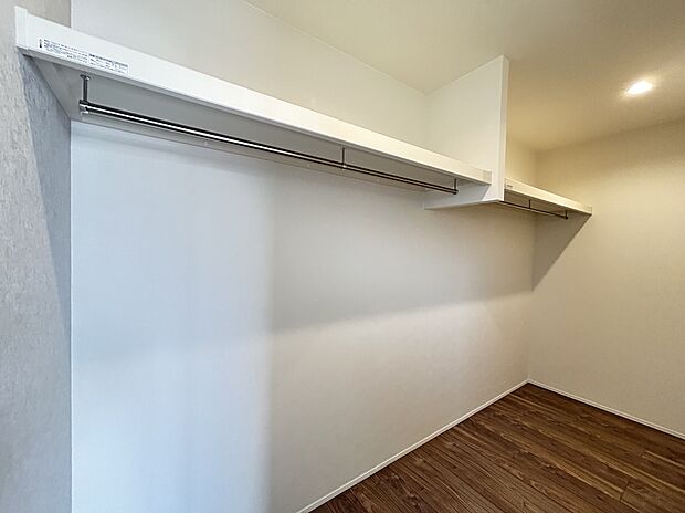 【WIC 施工例写真】大容量のウォークインクローゼットが主寝室にあるため、たくさんの服をお持ちの方もしっかり収納できます。さらに棚もついており、たくさん収納できるので、お部屋がスッキリです。