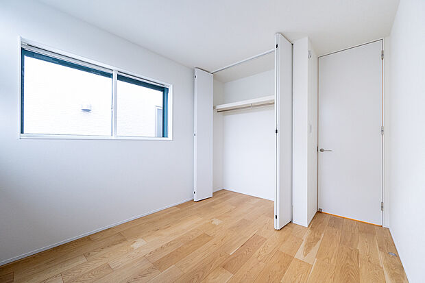【洋室 同仕様写真 A号棟】■子ども部屋にぴったりな洋室にも広々クローゼット。吊りレールで開閉がスムーズにおこなえます。