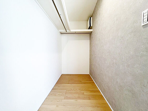 【WIC 同仕様写真 B号棟】■主寝室にのウォークインクローゼットを併設し、広々とした収納スペースに設置された枕棚が洋服をたくさん収納します。