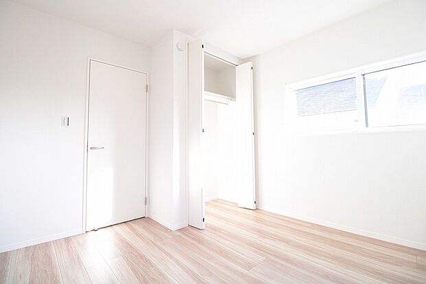 【洋室 同仕様写真】■安全にも配慮。窓の位置を高くした子ども部屋。小さなお子様の転落を防ぎます。