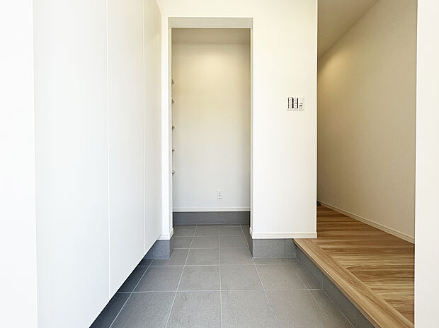 【玄関　施工例写真】大容量の下駄箱を採用しておりますので、お履物はもちろん、稼動棚を動かせば履物以外も収納できます。
玄関横の土間収納には掃除道具や外用玩具、ベビーカーなどをそのまま収納することが可能です！
