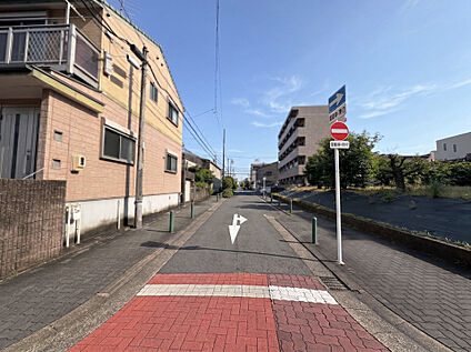 西側前面道路