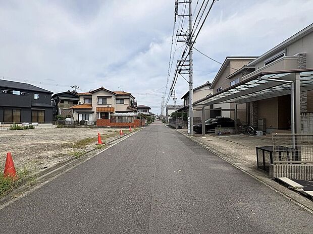 【前面道路含む外観】南東側前面道路(2026年9月撮影)