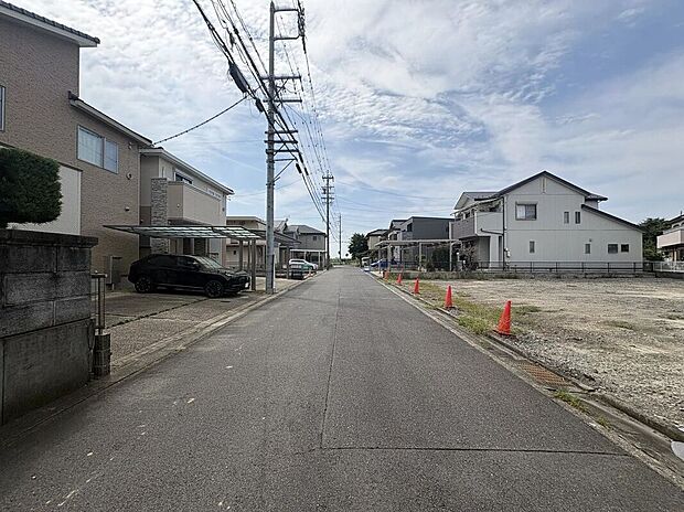 【前面道路含む外観】南東側前面道路(2026年9月撮影)