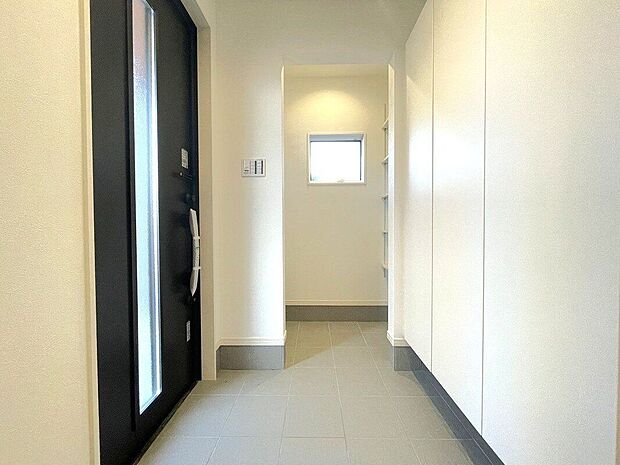 【その他】玄関 同仕様■玄関横に使い勝手が良いシューズクローク■ゴルフバックやベビーカーもそのまま収納可能