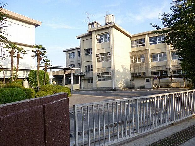 春日井市立西部中学校(約810m)