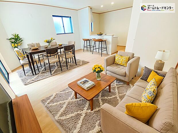 ≪Living room≫
ご家族との自然なコミュニケーションが生まれる対面キッチンを採用!暖かい光が降り注ぐ、温もりあふれるお住まいです☆
※家具をCGで加工しており、家具付き販売ではございません。