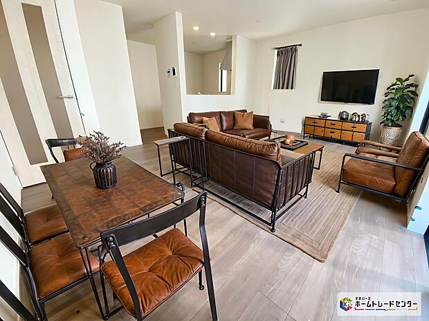 ≪Living room≫
ご家族との自然なコミュニケーションが生まれる対面キッチンを採用！暖かい光が降り注ぐ、温もりあふれるお住まいです☆
※家具をCGで加工しており、家具付き販売ではございません。