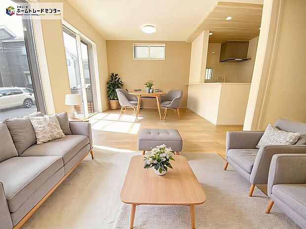 ≪Living room≫
家族のスペースでのんびりとおくつろぎください。床暖房を装備しておりますので、寒い冬も快適にお過ごしいただけます♪
※家具をCGで加工しており、家具付き販売ではございません。