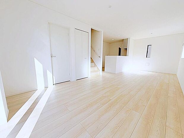 ≪Living room≫
採光良好なリビングは、ご家族の憩いの空間。居心地の良い快適な安らぎの場所にもなりそうです。