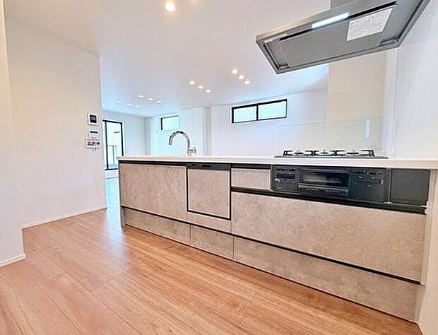 ≪Kitchen≫
ビルトイン式の食洗器を標準装備。家事の手間を大幅に削減してくれるお役立ちアイテムは、洗浄力が高いうえ、除菌効果にも優れております♪