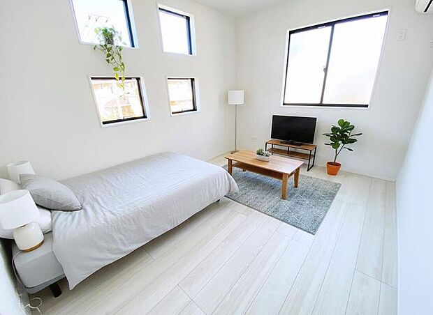 ≪Room≫
室内はいつも明るい印象なので気持ちの良い朝を迎えられます。毎日の生活も明るくなりそうです。
※家具をCGで加工しています。家具付き販売ではございません。