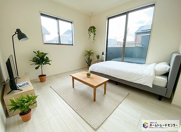 ≪Room≫
開放的なバルコニー直結のお部屋♪南向きのお部屋なのでお日様の光をたっぷり取り込んで目覚めのいい朝を迎えられること間違いなし！
※家具をCGで加工しており、家具付き販売ではございません。