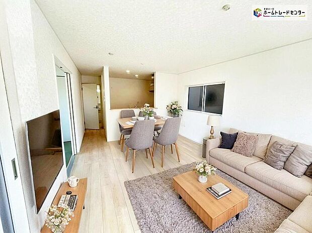 ≪Living room≫
自然光に包まれたリビング。あふれる陽光の輝き、子どもたちの笑顔も光り輝いて見えますね☆
※家具をCGで加工しており、家具付き販売ではございません。