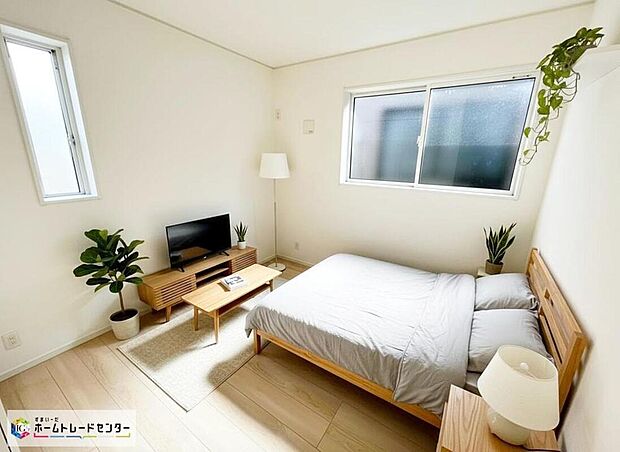 ≪Room≫
採光良好な明るい室内。木の温もりがやさしいフローリングは安らぎをもたらすプライベート空間。
※家具をCGで加工しており、家具付き販売ではございません。