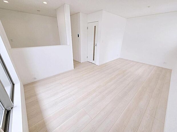 ≪Living room≫
採光良好なリビングは、ご家族の憩いの空間。居心地の良い快適な安らぎの場所にもなりそうです。