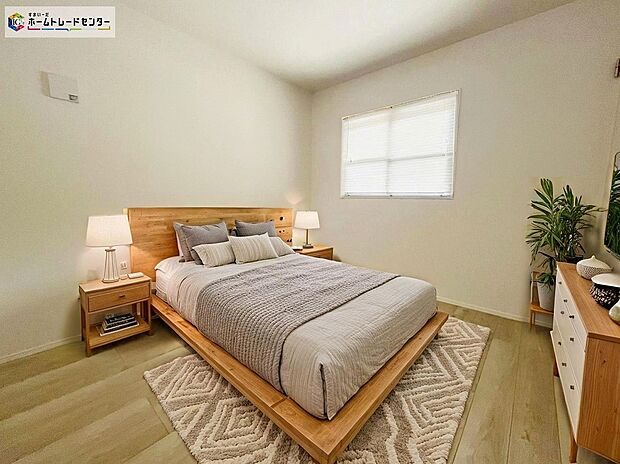 ≪Room≫
窓から光が差し込む室内！日の光で照らされた明るいお部屋は、いつでも居心地のいいリラックスできる空間をお届けします！
※家具をCGで加工しています。家具付き販売ではございません。