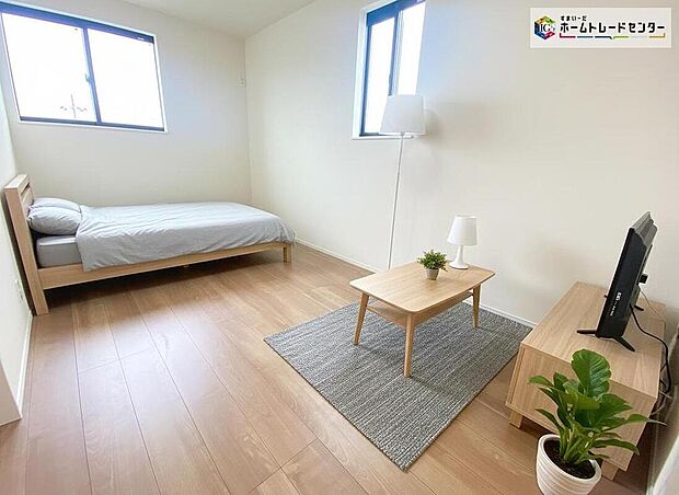 ≪Room≫
充分な広さの収納を備え、採光良好な洋室は、快適空間。プライベートの時間もゆったりお寛ぎ頂けそうです。
※家具をCGで加工しています。家具付き販売ではございません。