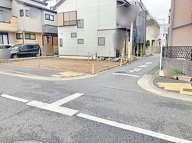 見学予約可能!道幅の広い角地なので明るく開放感に溢れた好立地です!お車の出し入れもラクラク♪