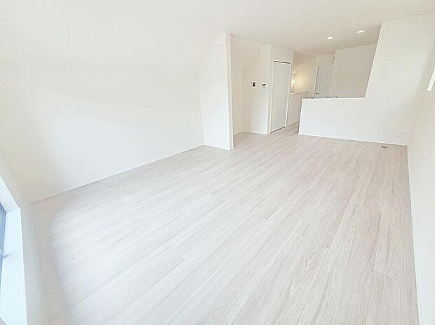 ≪Living room≫
ご家族との自然なコミュニケーションが生まれるリビングイン階段を採用！暖かい光が降り注ぐ、温もりあふれるお住まいです☆