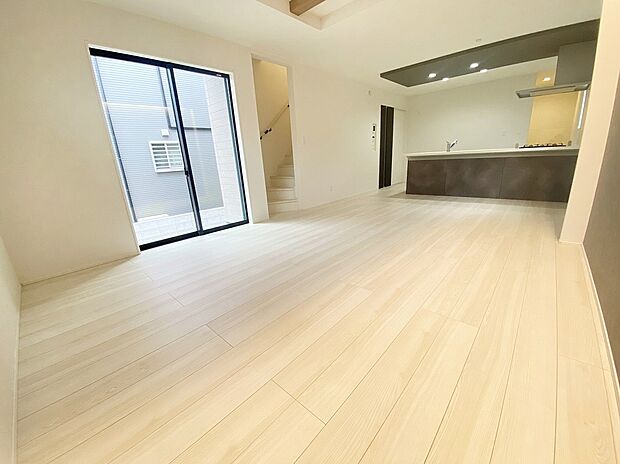 ≪Living room≫
大きな窓のあるリビングは、陽光あふれる明るい空間です。居心地良く、ご家族皆がゆったり寛げる憩いの空間となりそうです。