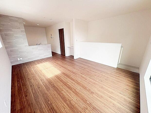 ≪Living room≫
家族みんなが爽やかに健やかに過ごせるように、溢れる光をたっぷり取り込んだリビングダイニング。集いの場、憩いの場としての快適性を求めたやすらぎの空間です。