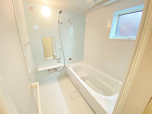 【浴室】≪Bathroom≫
１日の疲れた体を癒せるシステムバス。窓もあるので湿気もこもりません。雨の日のお洗濯も安心な「浴室乾燥機」つき♪