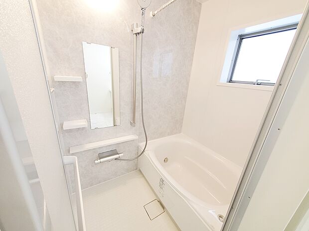 【浴室】≪Bathroom≫
毎日の疲れを癒す窓付きのバスルームは足を伸ばしてゆっくりとくつろげます。浴室乾燥機付きとなっております♪