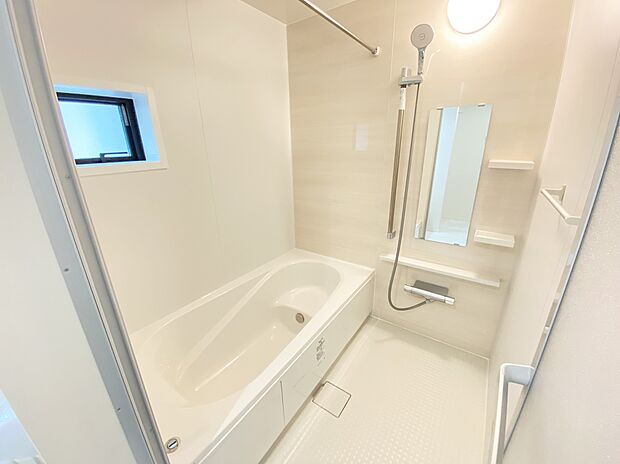 【浴室】≪Bathroom≫
毎日の疲れを癒す浴室は１坪タイプです。足を伸ばしてゆっくりとくつろげます。浴室乾燥機付きのバスルームとなっております♪