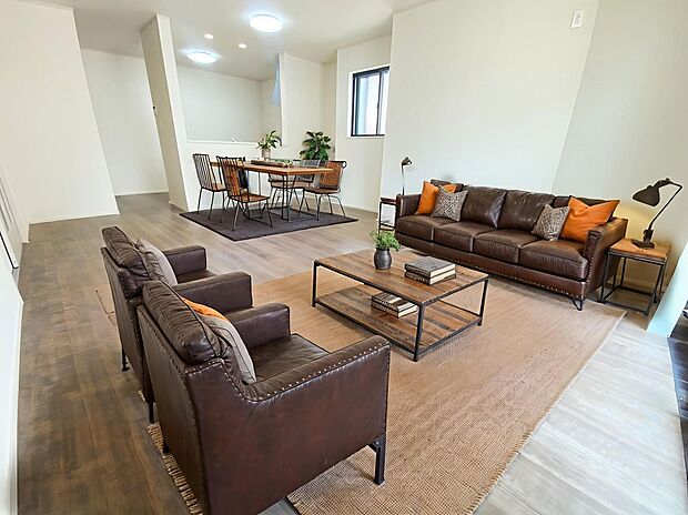 【リビング】≪Living room≫
ご家族との自然なコミュニケーションが生まれる対面キッチンを採用!暖かい光が降り注ぐ、温もりあふれるお住まいです☆
※家具をCGで加工しており、家具付き販売ではございません。