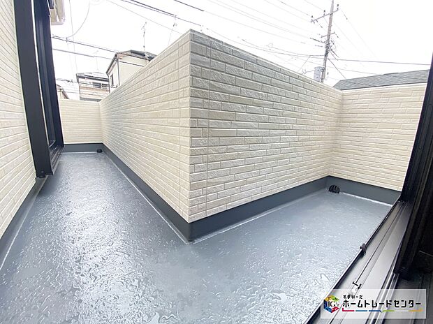 【バルコニー】≪Balcony≫
2部屋から出入り可能な広々としたバルコニー!日が差し込みやすく、洗濯物を干すのに最適です!休日には、日を感じながらゆったりと過ごす癒しの空間にもなりますね♪