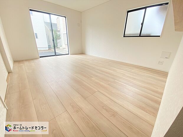 【リビング】≪Living room≫
自然光に包まれたリビング。あふれる陽光の輝き、子どもたちの笑顔も光り輝いて見えますね☆